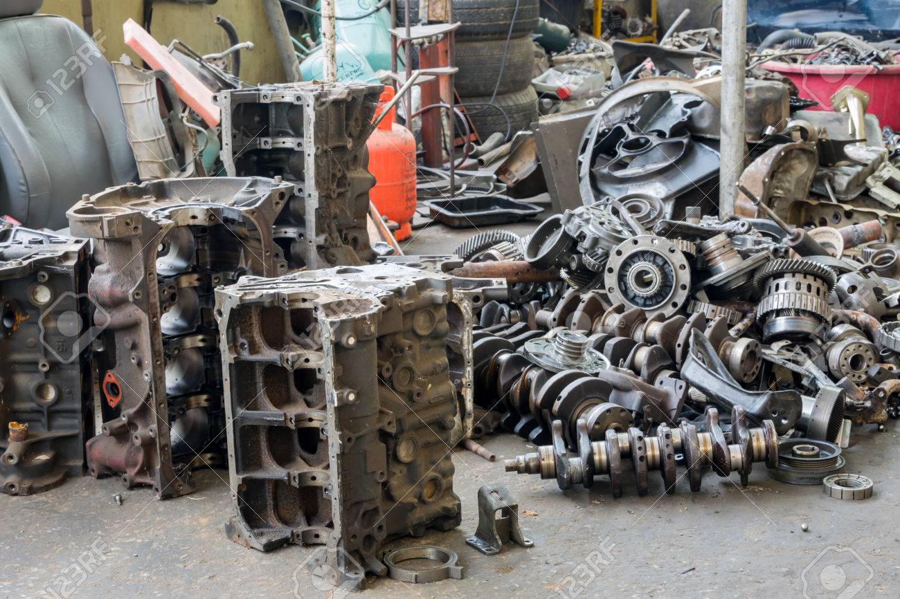 2 番目の手の機械ショップやガレージで古い機械の部品 の写真素材 画像素材 Image