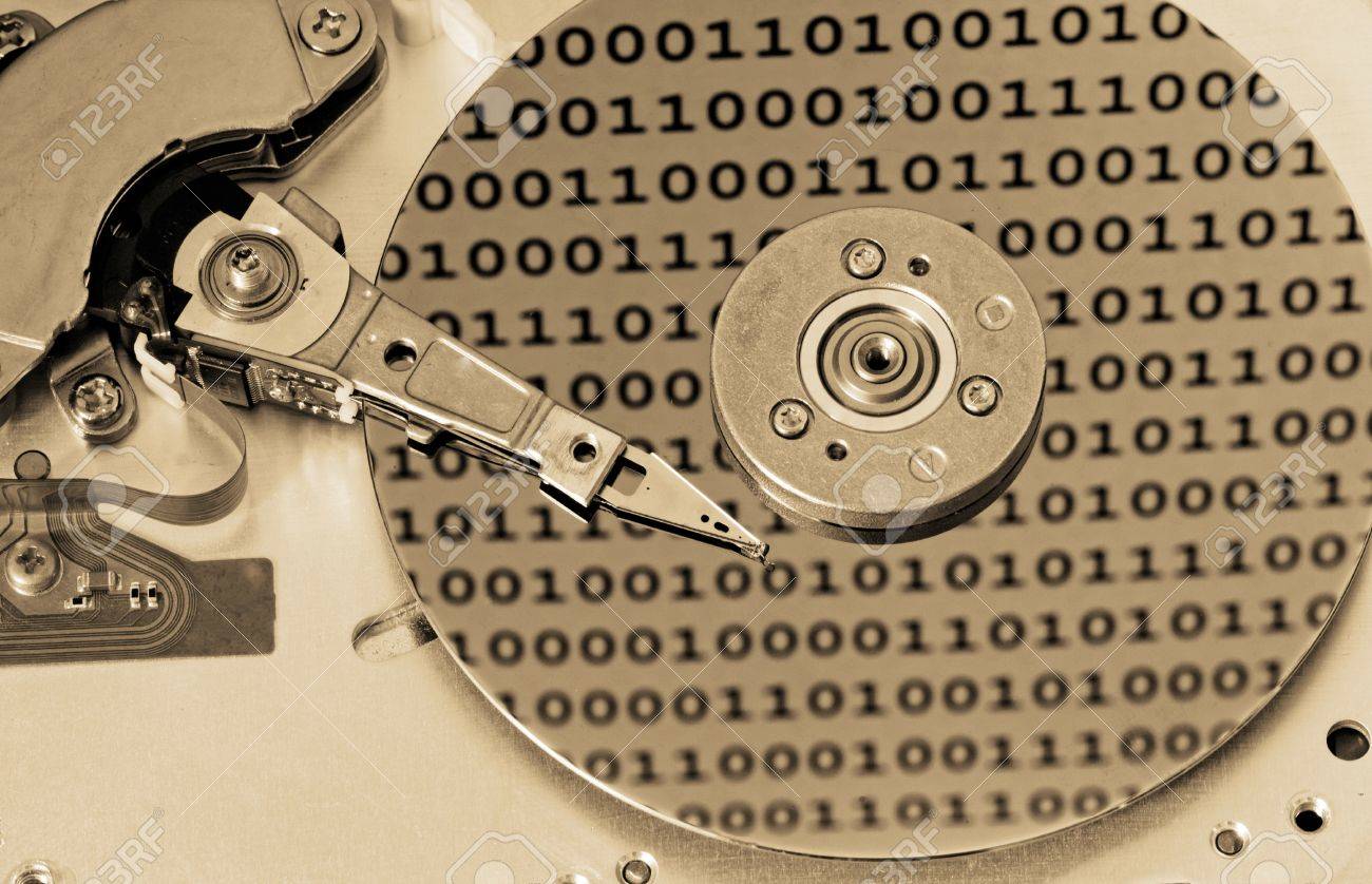 Internals De Un Disco Duro De Ordenador Con Reflexiones De Números Binarios  Con Colores Sepia (HDD, Winchester) Fotos, retratos, imágenes y fotografía  de archivo libres de derecho. Image 20941355