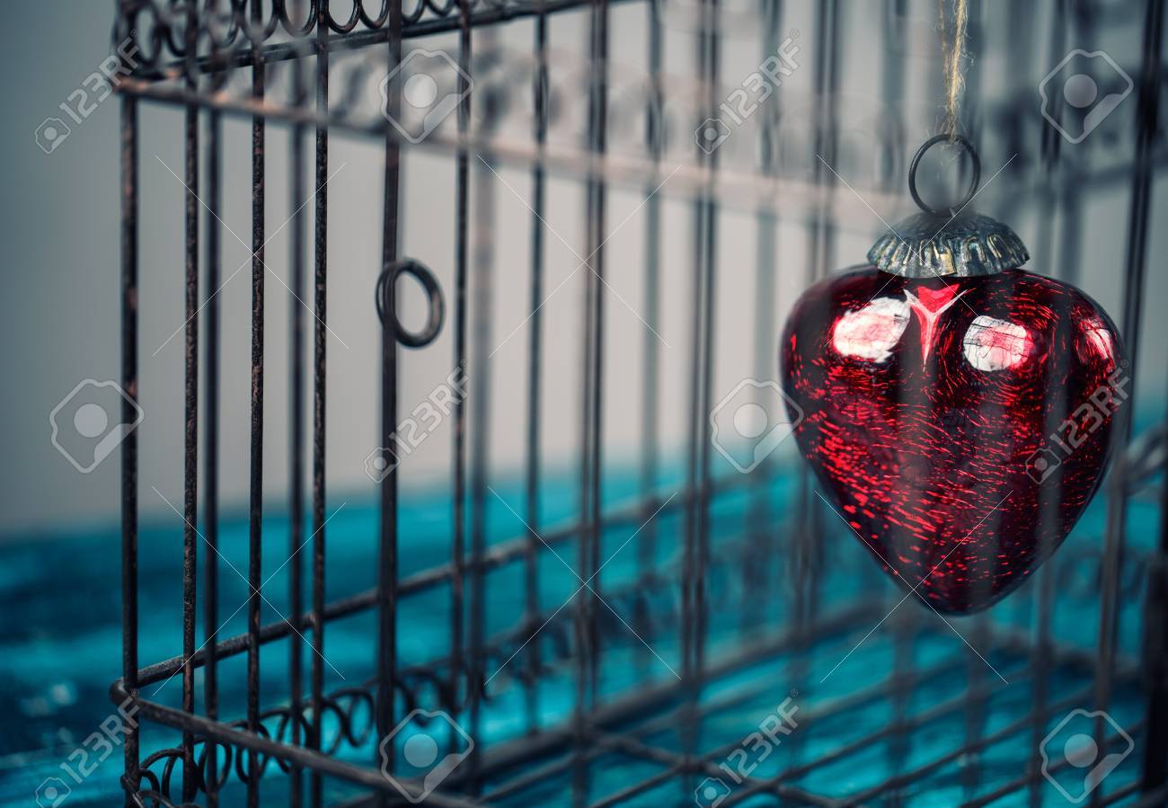 Red Heart Piégés à Lintérieur Dune Ancienne Cage Doiseau Rouillée