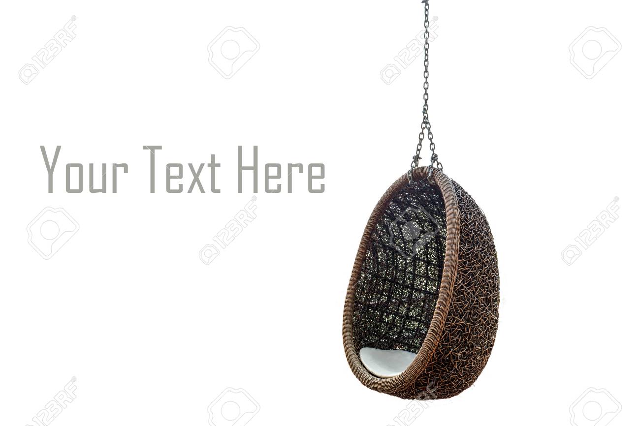 Rattan lounge hangende stoel met wit kussen geïsoleerd op een
