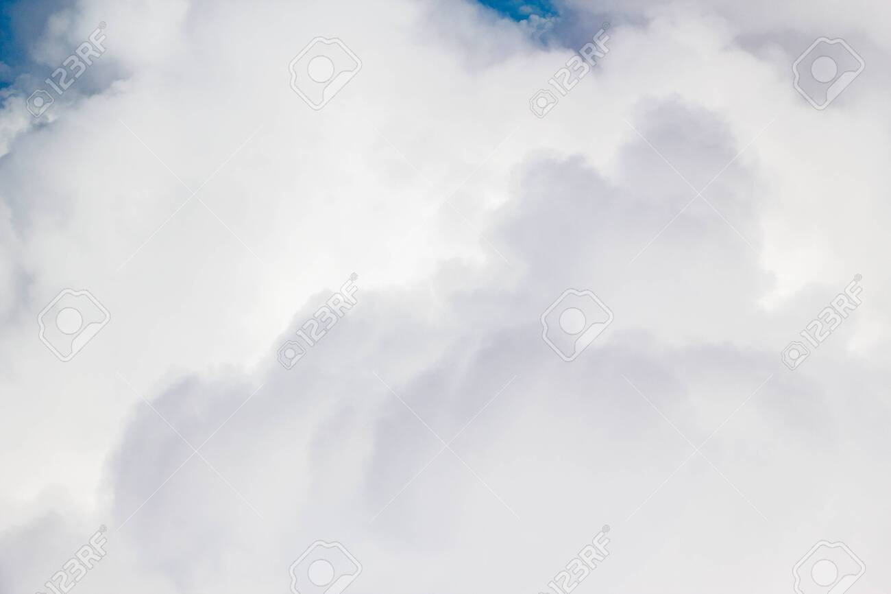 白いふわふわ雲の背景 の写真素材 画像素材 Image