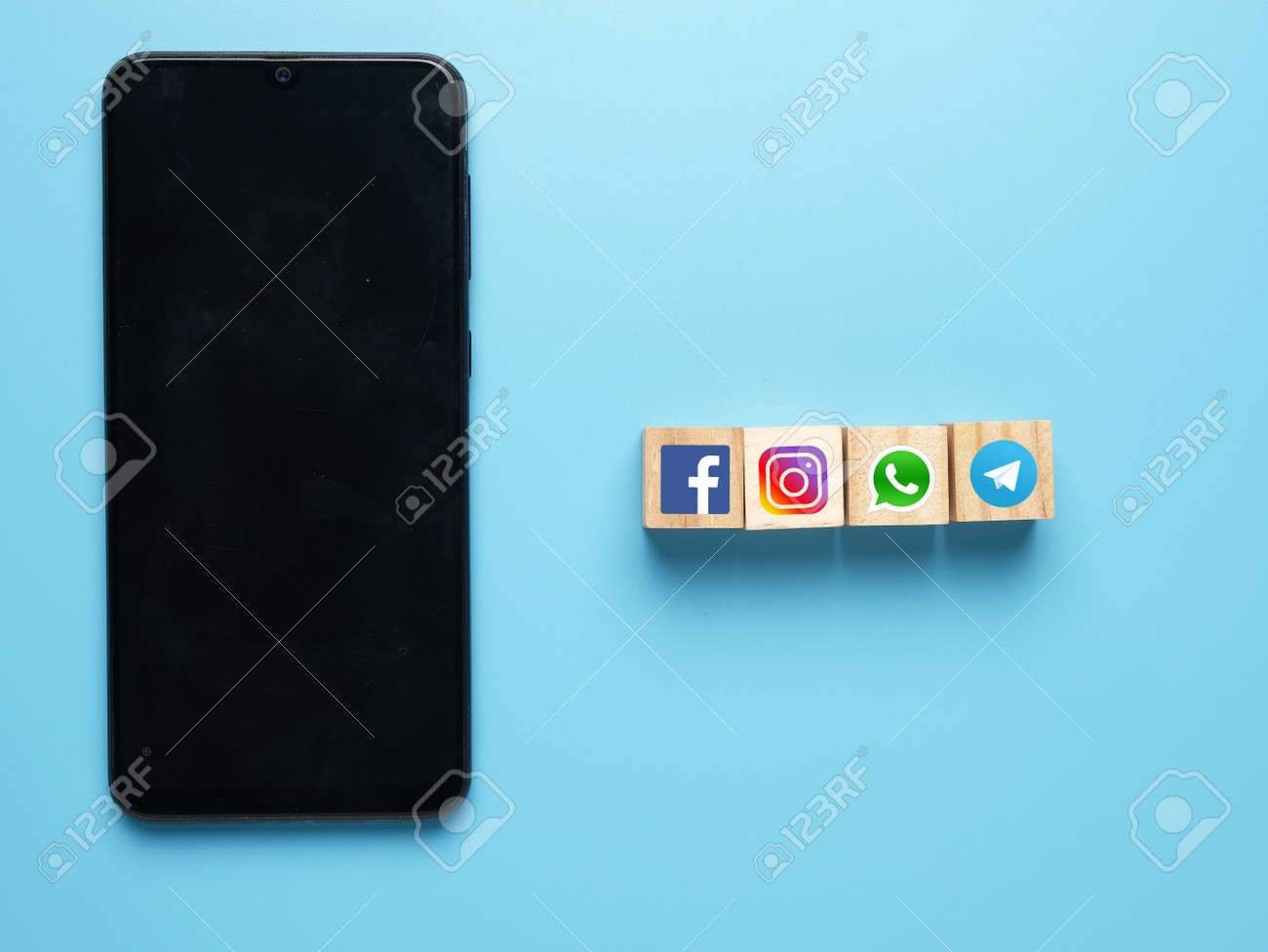 Facebook、Instagram、Whatsapp、Telegramのロゴをソーシャルメディアの連絡先コンセプトの木製ブロックにの写真素材・画像素材  Image 171697402