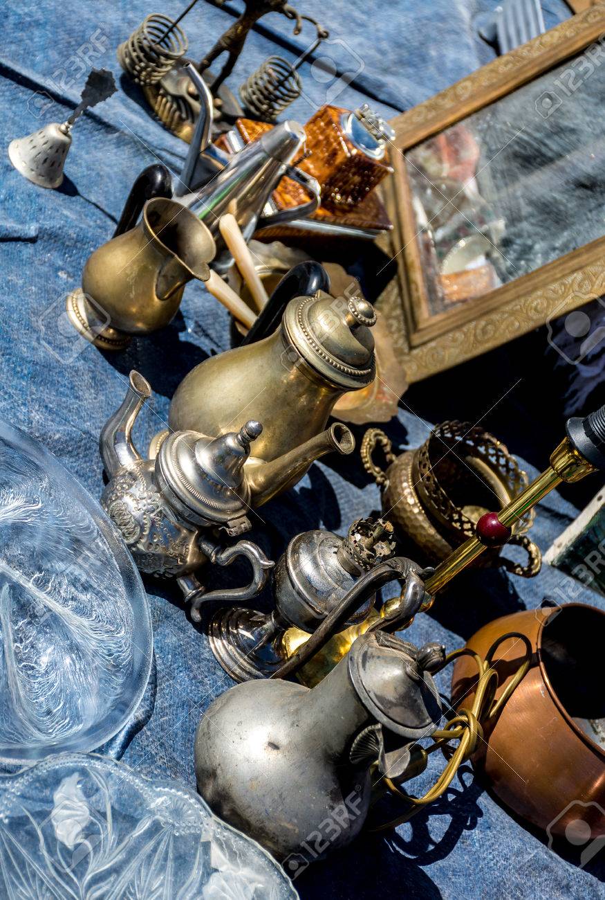 ポルトガルでのフリー マーケットで利用できるユニークなアンティーク アイテム の写真素材 画像素材 Image