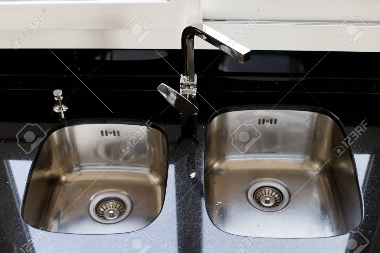 reinigen sie waschbecken in der küche