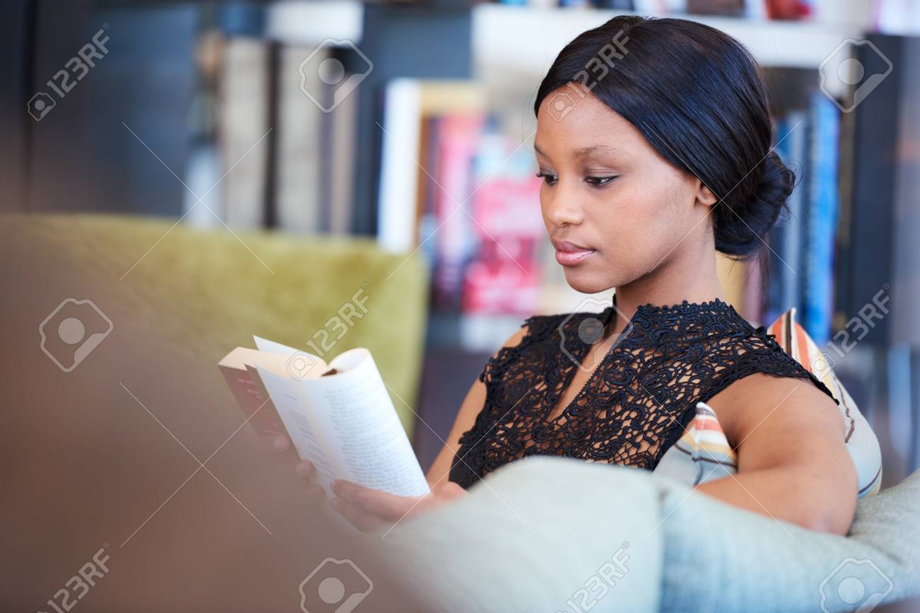 洗練された黒人女性の彼女の好きな本を読んで 自分の家の快適さでリラックスしながら快適なソファーに座っていた の写真素材 画像素材 Image 洗練された黒人女性の彼女の好きな本を読んで 自分の家の快適さでリラックスしながら快適なソファーに座っていた の写真素材 画像素材 Image