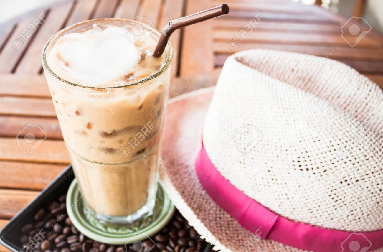 Coffee break with iced espresso at coffee shop - 20358072 Coffee break with iced espresso at coffee shop - 20358072