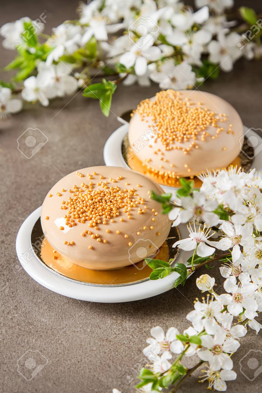 Gateau Mousse A La Mode Avec Un Miroir Glace Decore De Fleurs De Printemps Contexte Sombre Banque D Images Et Photos Libres De Droits Image