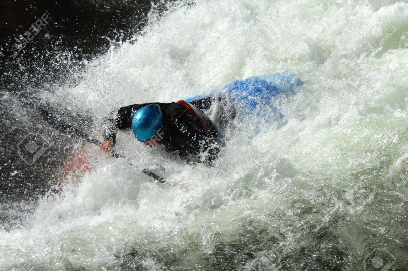 カヤッカーは ノースカロライナ彼のカヤックで川の急流は青 彼のヘルメットは青い激怒で首が回らない の写真素材 画像素材 Image