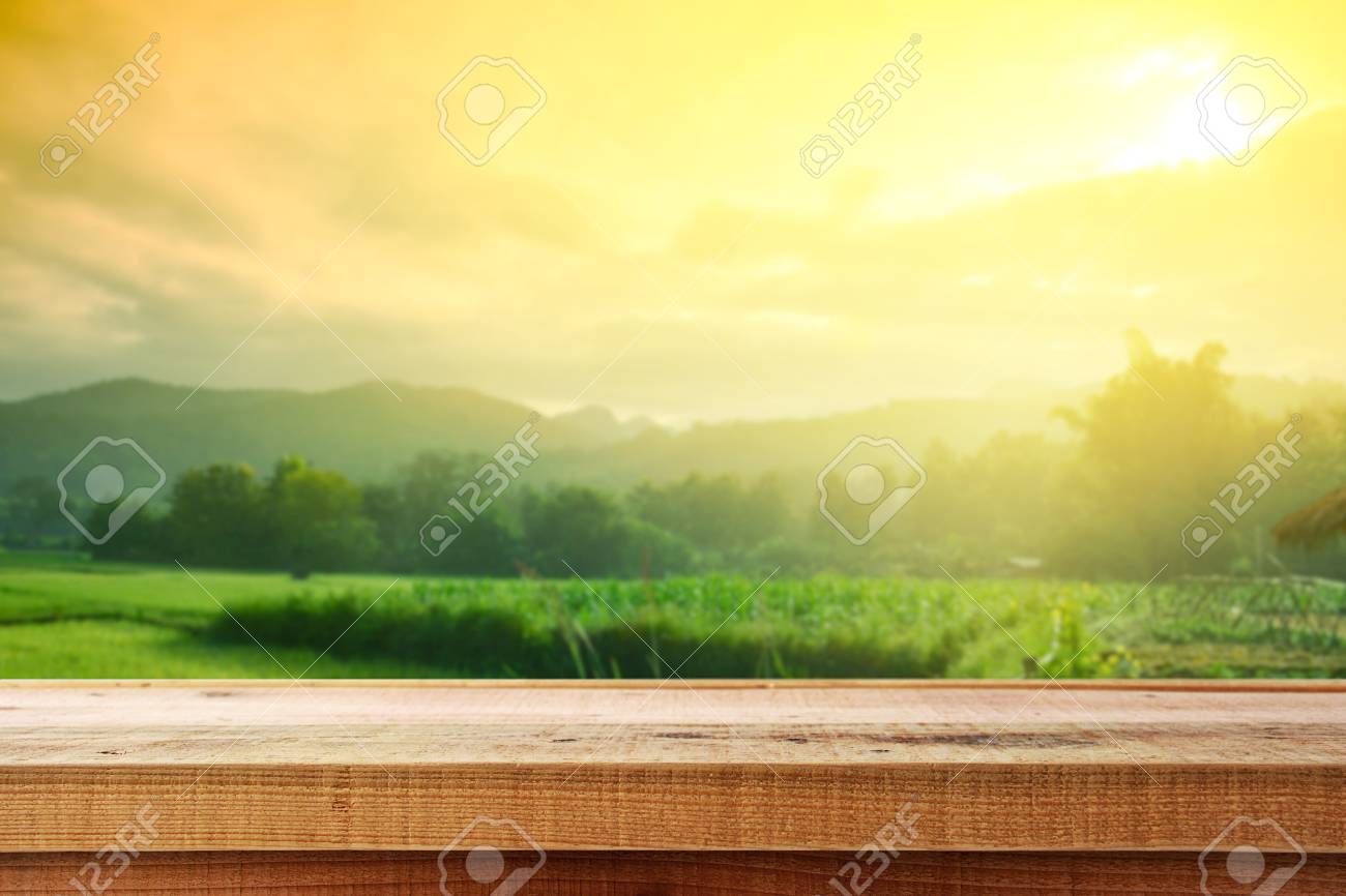 Holztisch Und Unscharfe Berg Sonnenaufgang Hintergrund Lizenzfreie Fotos Bilder Und Stock Fotografie Image 64376191