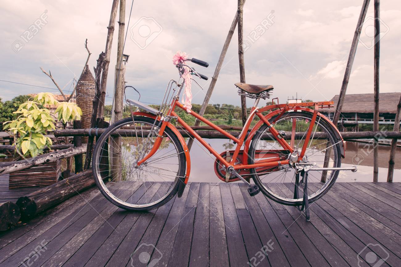 ビンテージ自転車夏風景の背景に木製の橋をトーンの画像 の写真素材
