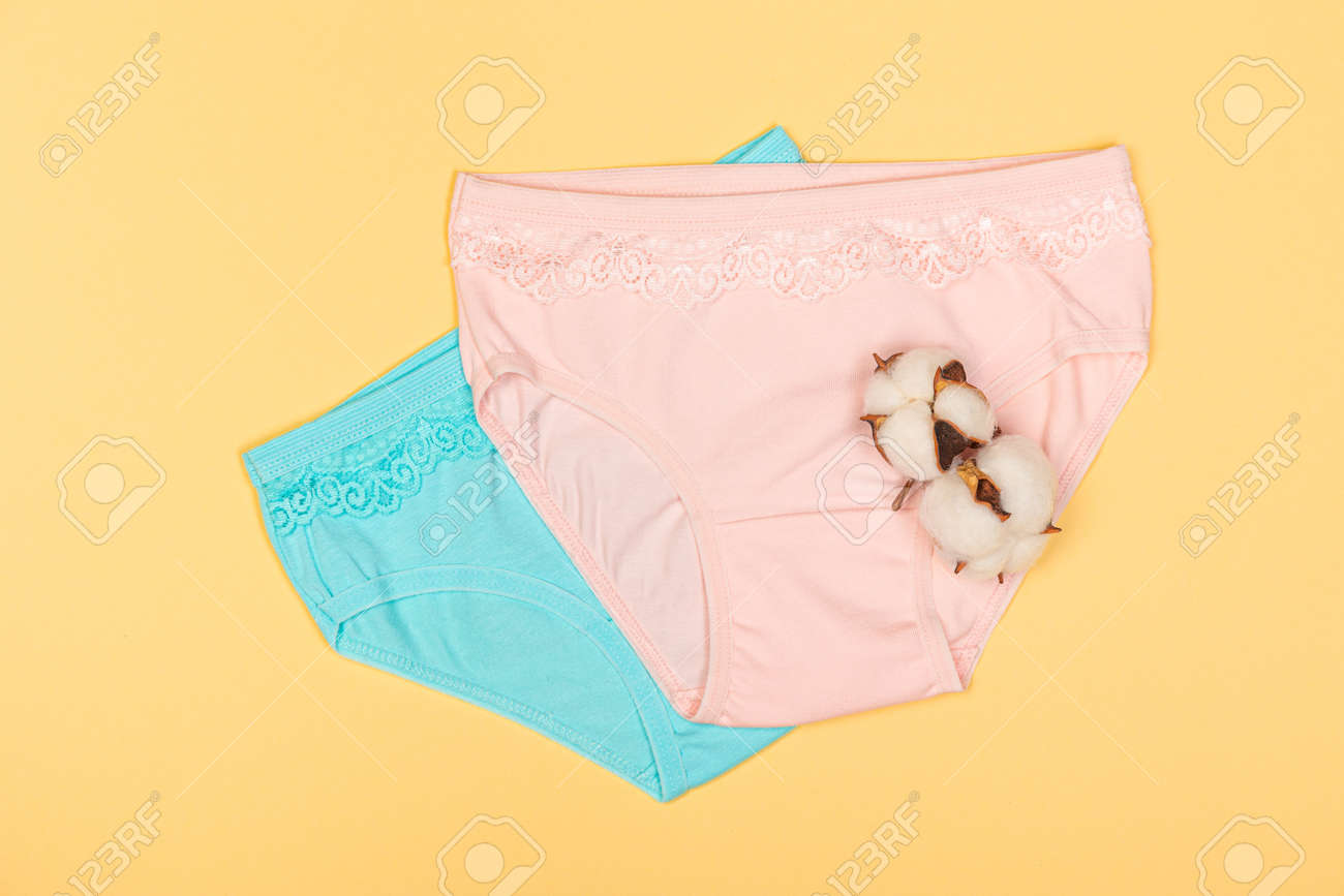 おばあさんの下着 パンティーの形の子供のための服。柔らかい布からの子供のための服。女の子のためのパンティー。子供用のパンティーのセット。上からの眺め。下着 セット。黄色の背景に下着のセットの写真素材・画像素材 Image 189506936
