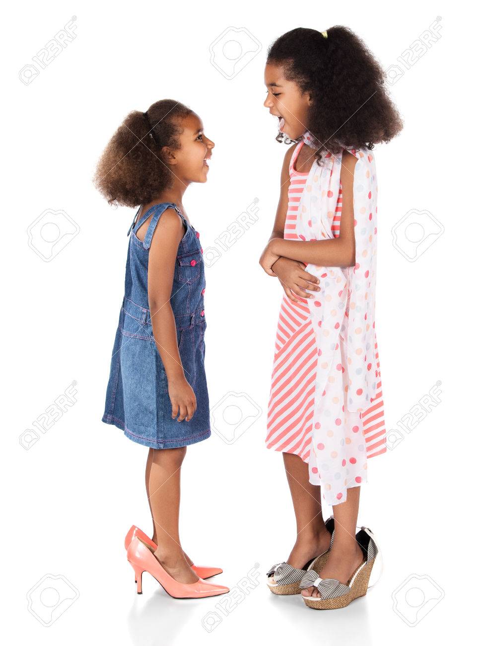 2 かわいいかわいいアフリカの子供たちのアフロの髪 1 つは白とピンクの縞模様のドレスと 他のデニムのドレスを着ています 両方は高いヒールの靴を着ています の写真素材 画像素材 Image 2 かわいいかわいいアフリカの子供たちのアフロの髪 1 つは白とピンクの縞模様のドレスと 他のデニムのドレスを着ています 両方は高いヒールの靴を着ています の写真素材 画像素材 Image