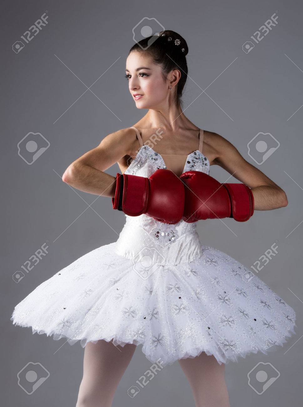 灰色の背景の美しい女性バレエ ダンサー バレリーナは白いチュチュ Pointe の靴 赤いボクシング用グローブに身に着けています の写真素材 画像素材 Image