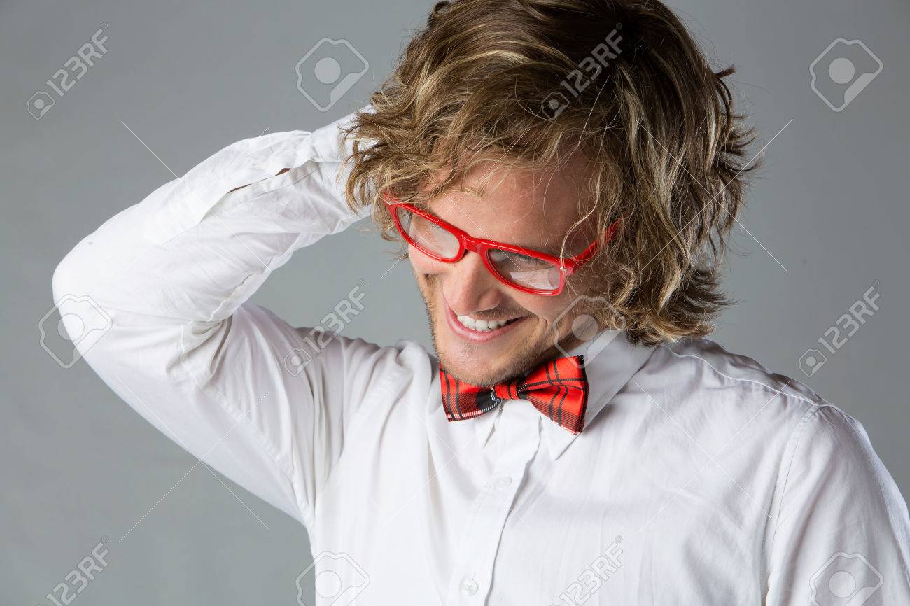 白いを着ているハンサムな白人男性の肖像画はケリ シャツ 赤の市松模様の蝶ネクタイ ファンキーなメガネです の写真素材 画像素材 Image