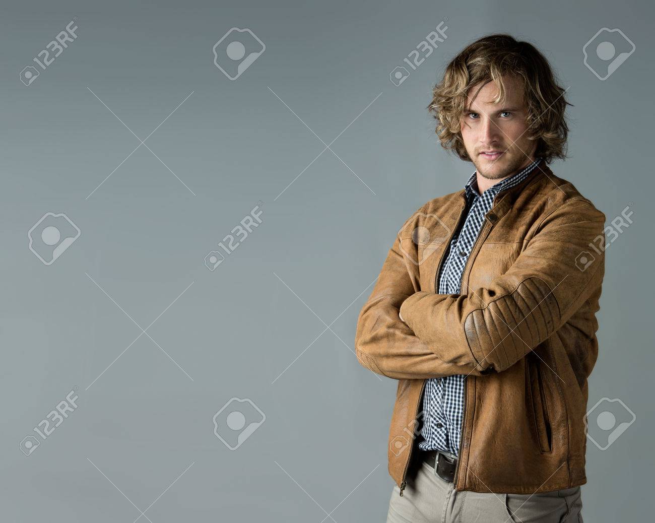 Retrato De Un Hombre Caucásico Apuesto Usar Un Botón De Camisa A Cuadros Azul Y Una Chaqueta De Cuero Fotos Retratos Imágenes Y Fotografía De Archivo Libres De Derecho Image 27348640
