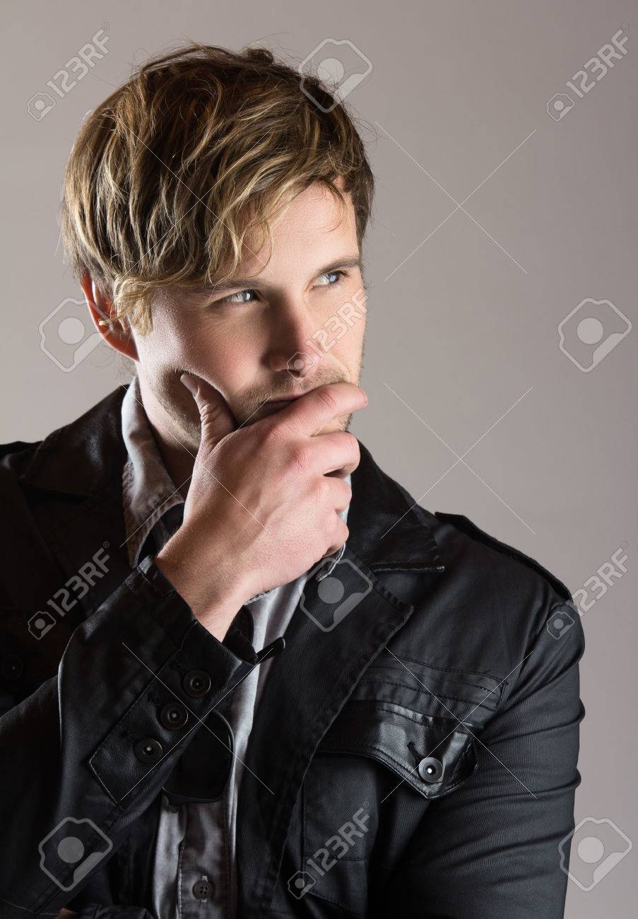色あせた青いボタン シャツと革と黒のジャケットを着てハンサムな金髪白人男性の肖像画 の写真素材 画像素材 Image 4913