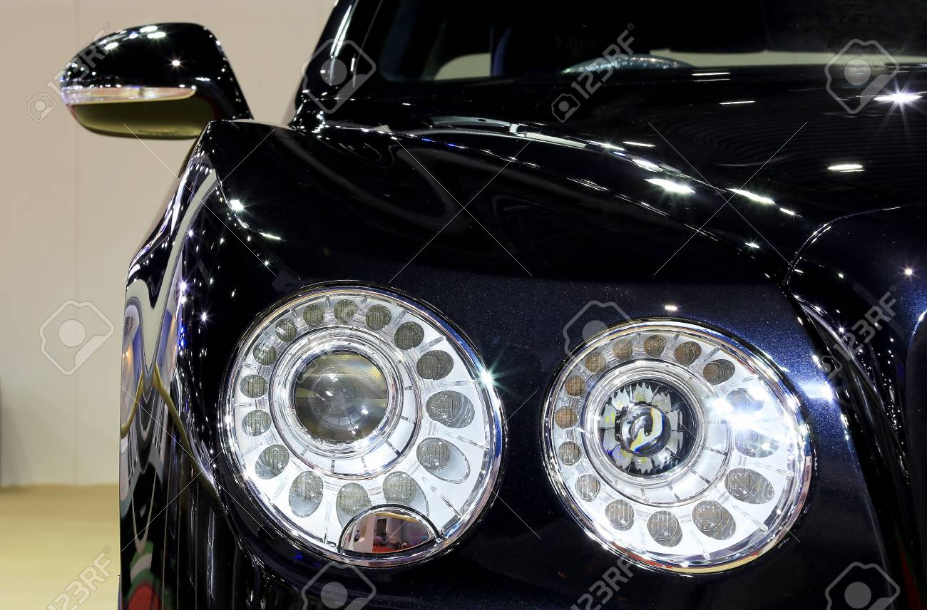 バンコク 4 月 2 日 ヘッドライト青ベントレー フライング スパー W12 シリーズ高級車 36 バンコクで表示の国際モーター ショー 15 15 年 4 月 2 日にタイのバンコクで の写真素材 画像素材 Image