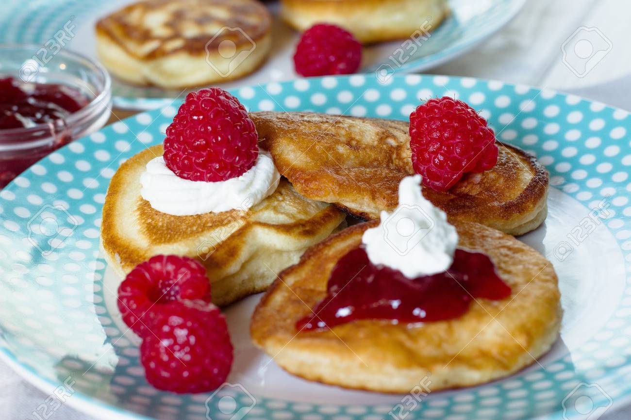 自家製グルテンフリーのパンケーキ 赤ジャムとラズベリー の写真素材 画像素材 Image