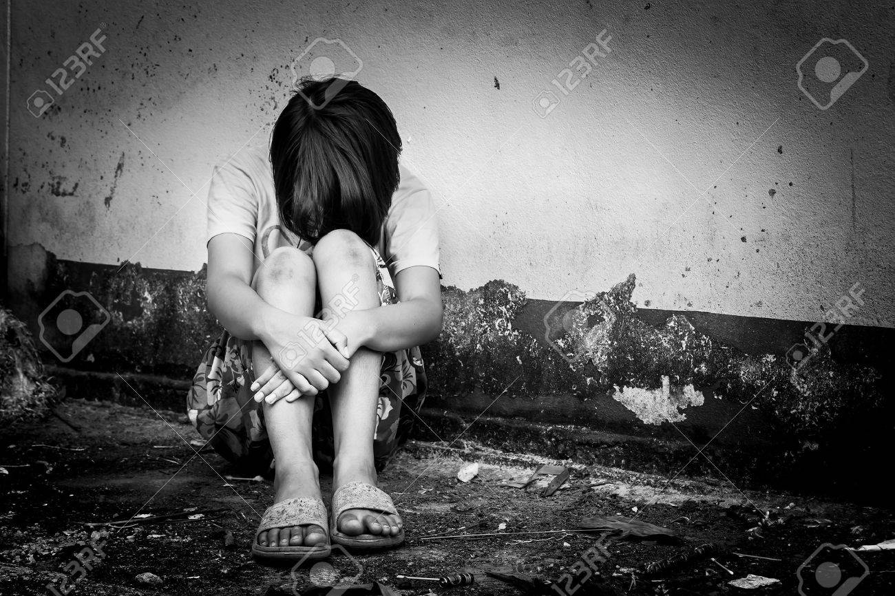 Fille Asiatique Triste Seul Assis Pres Du Vieux Ciment Du Mur Noir Et Ton Blanc Banque D Images Et Photos Libres De Droits Image