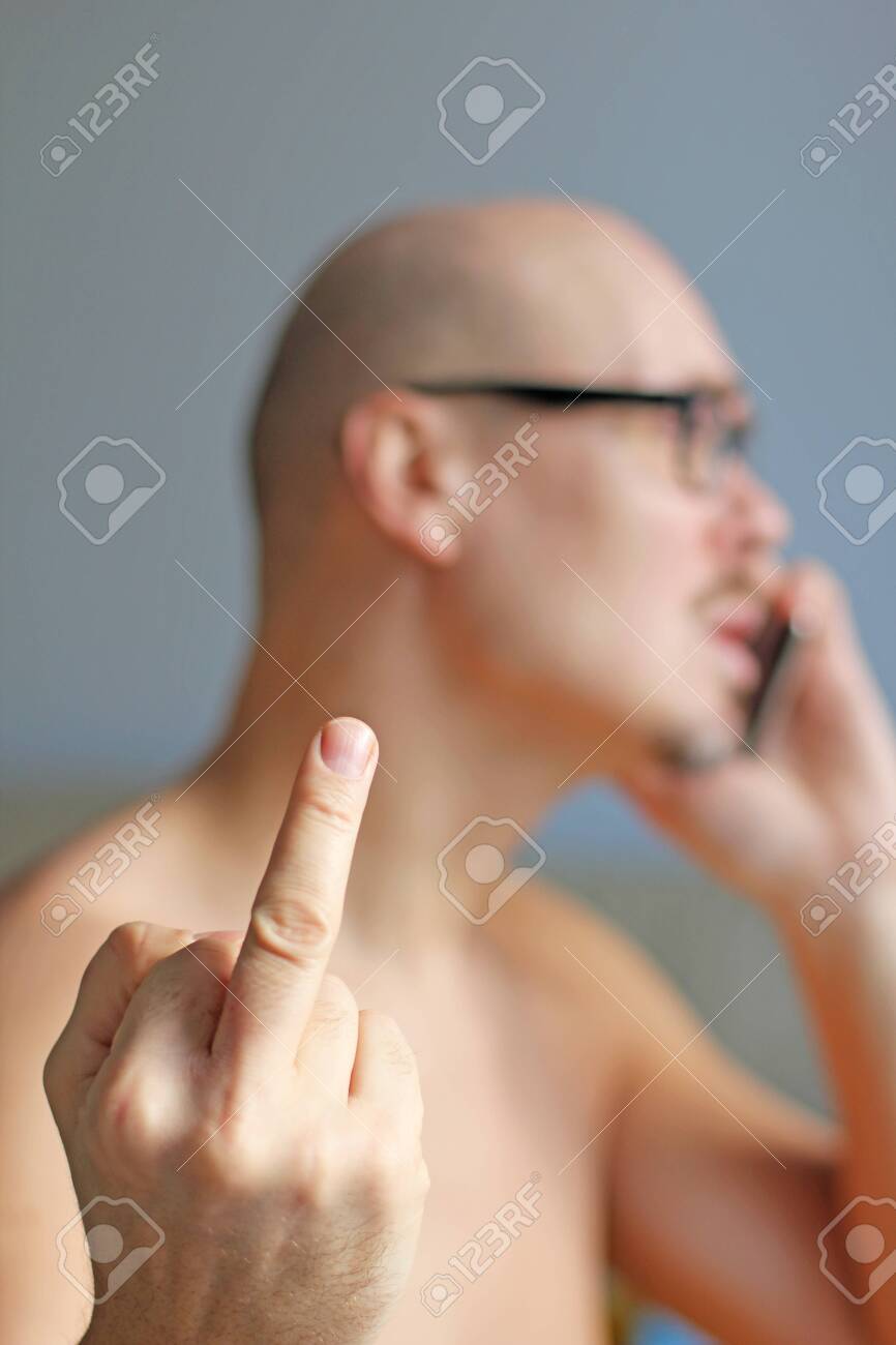 검은 안경을 쓴 젊고 잘생긴 남자가 전화 통화를 하고 있다. 큰 문제, 스캔들, 나쁜 소식. 남자의 초상화를 닫습니다. 남자는 섹스를  보여줍니다. 텍스트를 위한 공간을 복사합니다. 로열티 무료 사진, 그림, 이미지 그리고 스톡포토그래피.
