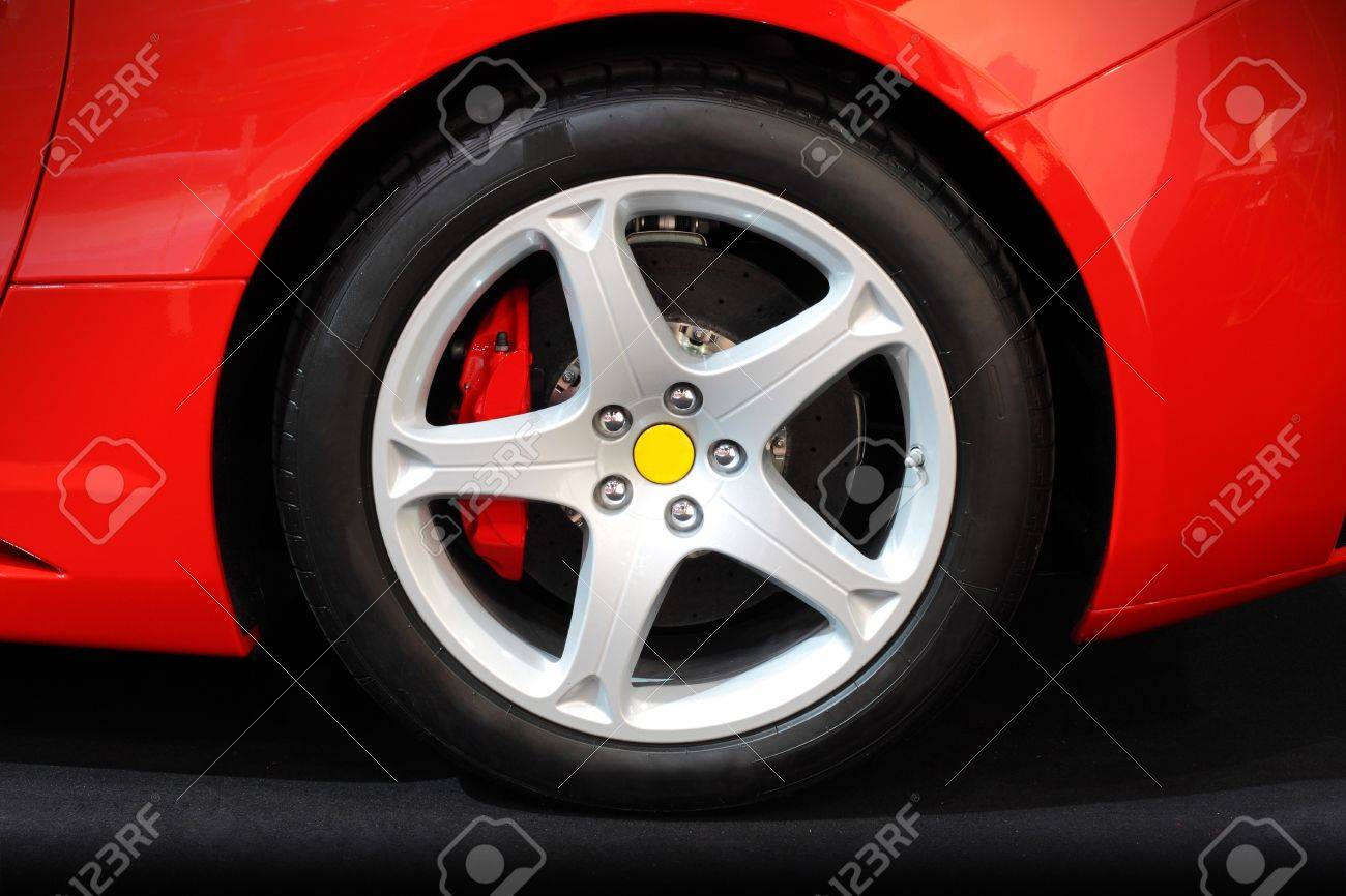 赤いスポーツカー ホイール の写真素材 画像素材 Image