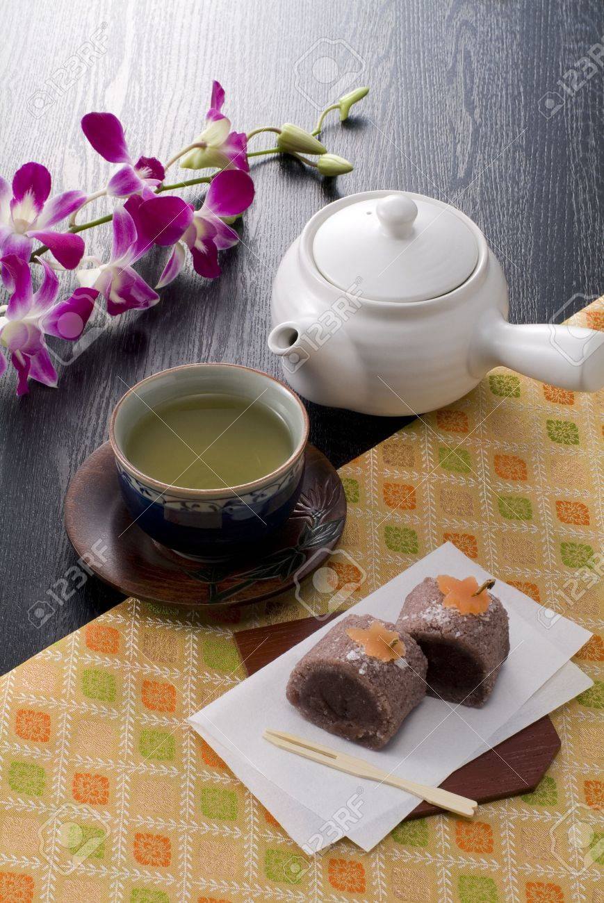 日本の熱いお茶 菓子類 および 和紙急須 の写真素材 画像素材 Image