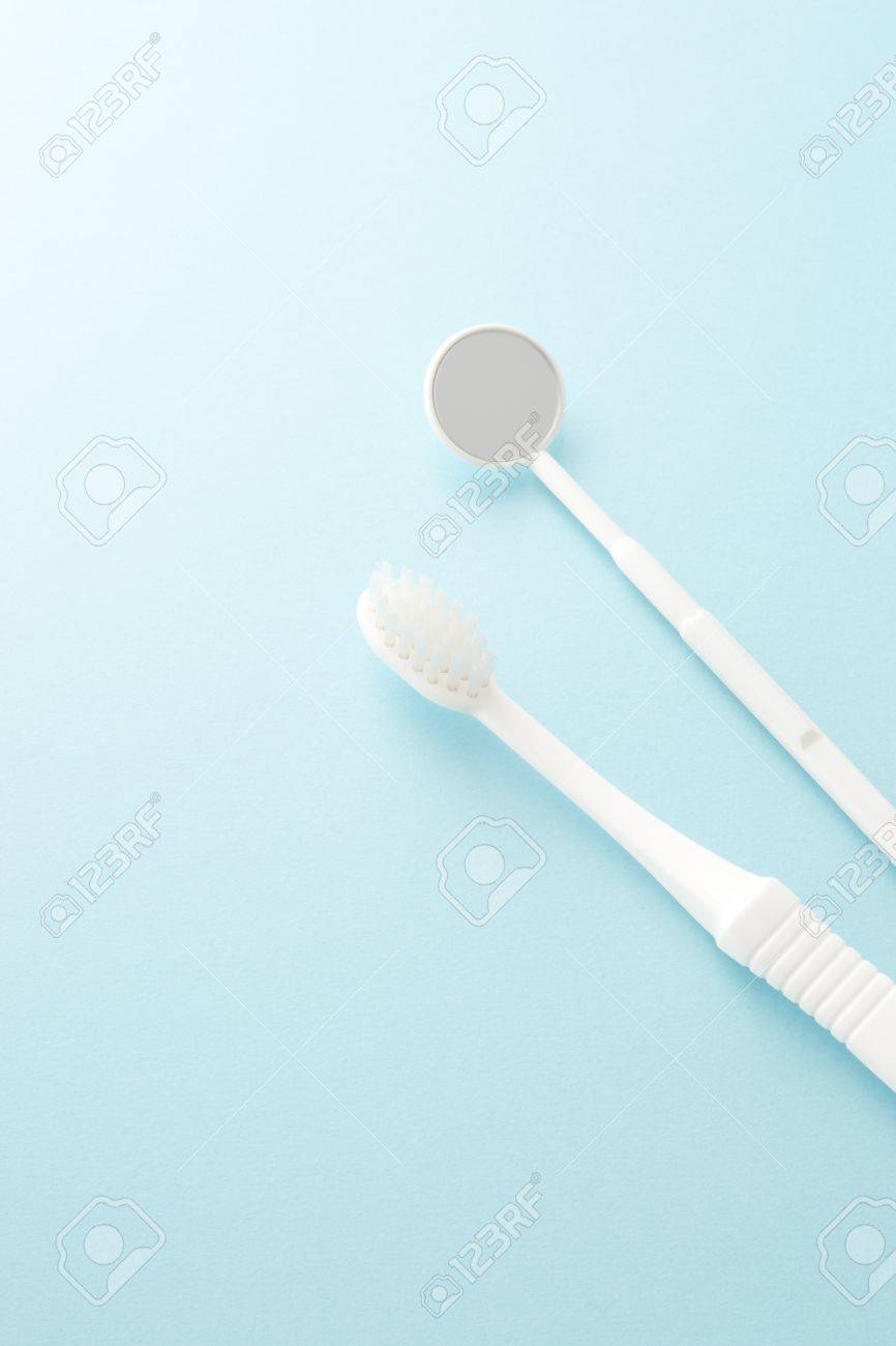 歯ブラシと青の背景に小さなミラー の写真素材 画像素材 Image