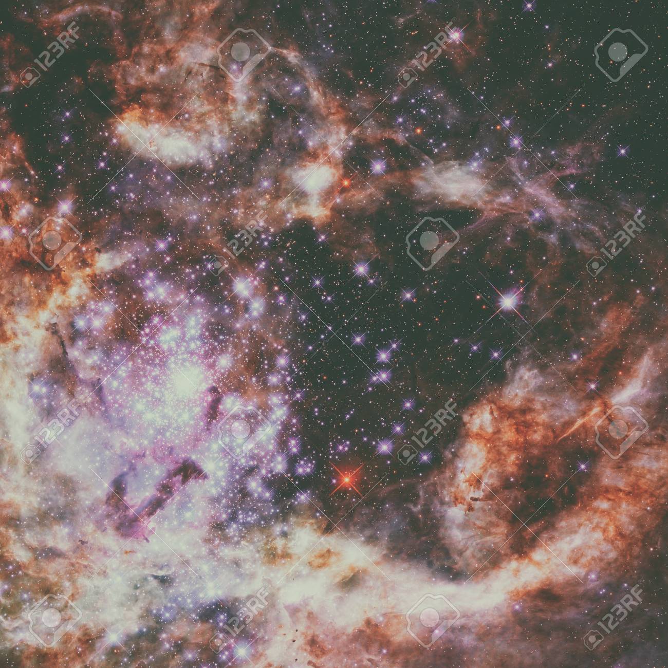 大マゼラン星雲のタランチュラ星雲の中央部は 若くて密度の高い星団 R136 補正後の色のイメージ Nasa から提供されたこのイメージの要素です の写真素材 画像素材 Image 大マゼラン星雲のタランチュラ星雲の中央部は 若くて密度の高い星団 R136 補正後の色のイメージ Nasa から提供されたこのイメージの要素です の写真素材 画像素材 Image