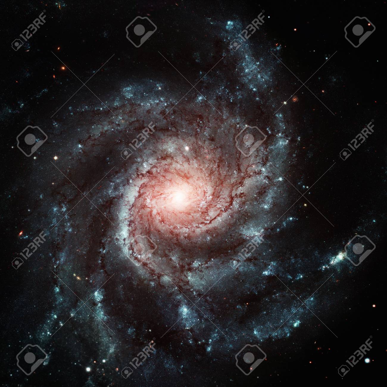 メシエ 101 M101 または Ngc 5457 としても知られている風車銀河は おおぐま座の方角に顔の渦巻銀河です 補正後の画像は 小さい Dof Nasa から提供されたこのイメージの要素です の写真素材 画像素材 Image