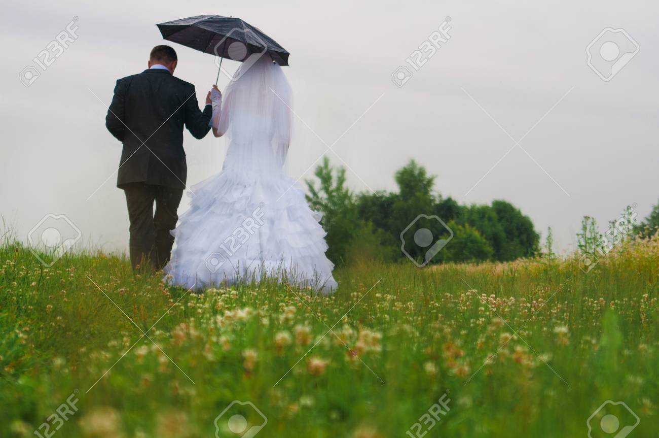 幸せな新郎新婦の間に位置する 美しい野の花 結婚式 の写真素材 画像素材 Image 幸せな新郎新婦の間に位置する 美しい野の花 結婚式 の写真素材 画像素材 Image