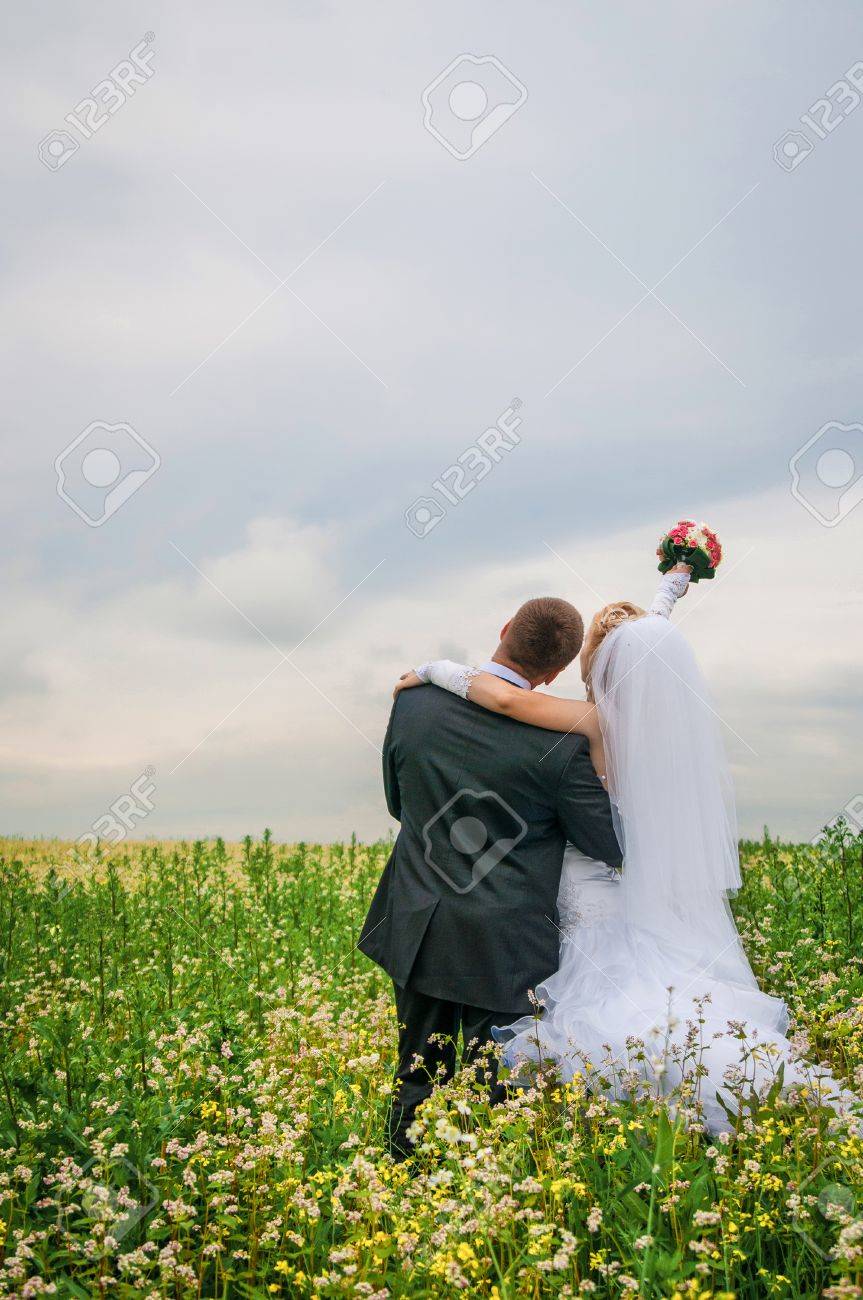 幸せな新郎新婦の間に位置する 美しい野の花 結婚式 の写真素材 画像素材 Image 幸せな新郎新婦の間に位置する 美しい野の花 結婚式 の写真素材 画像素材 Image