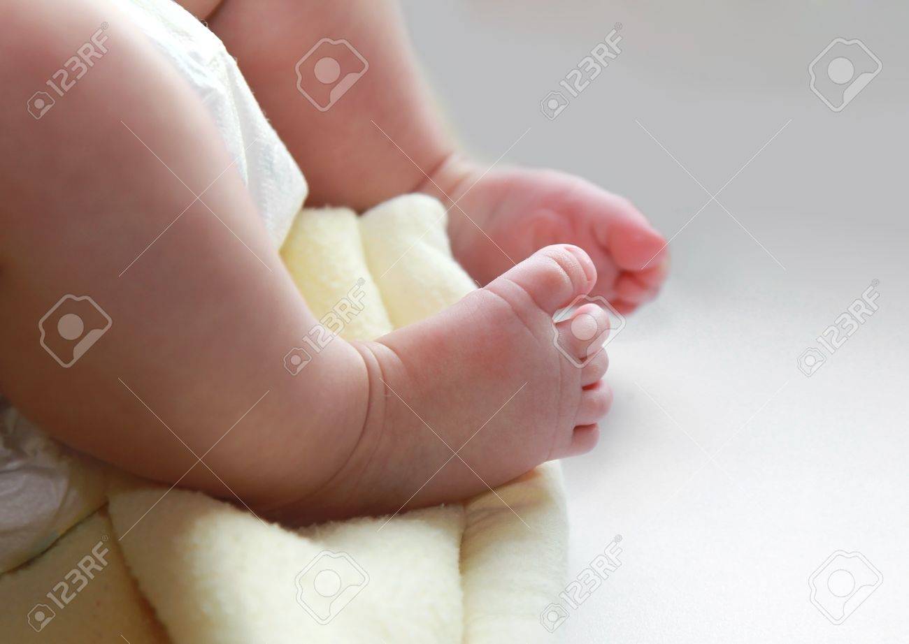 Gros Plan Beaux Pieds Petit Bebe Avec Les Doigts Banque D Images Et Photos Libres De Droits Image