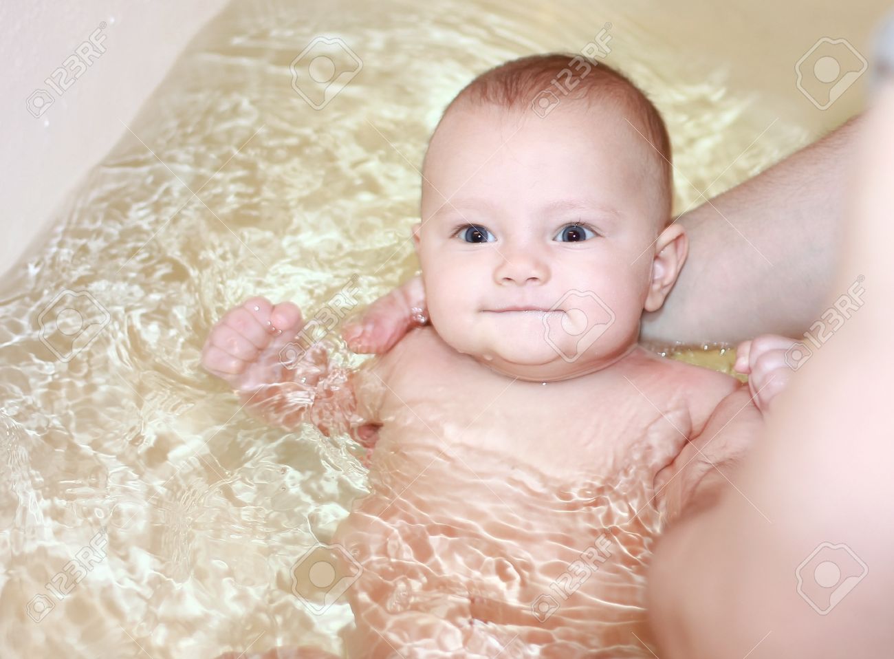 Belle Fille Heureuse De Bain Pour Bebe Pere Tenant Bebe De Six Mois Banque D Images Et Photos Libres De Droits Image