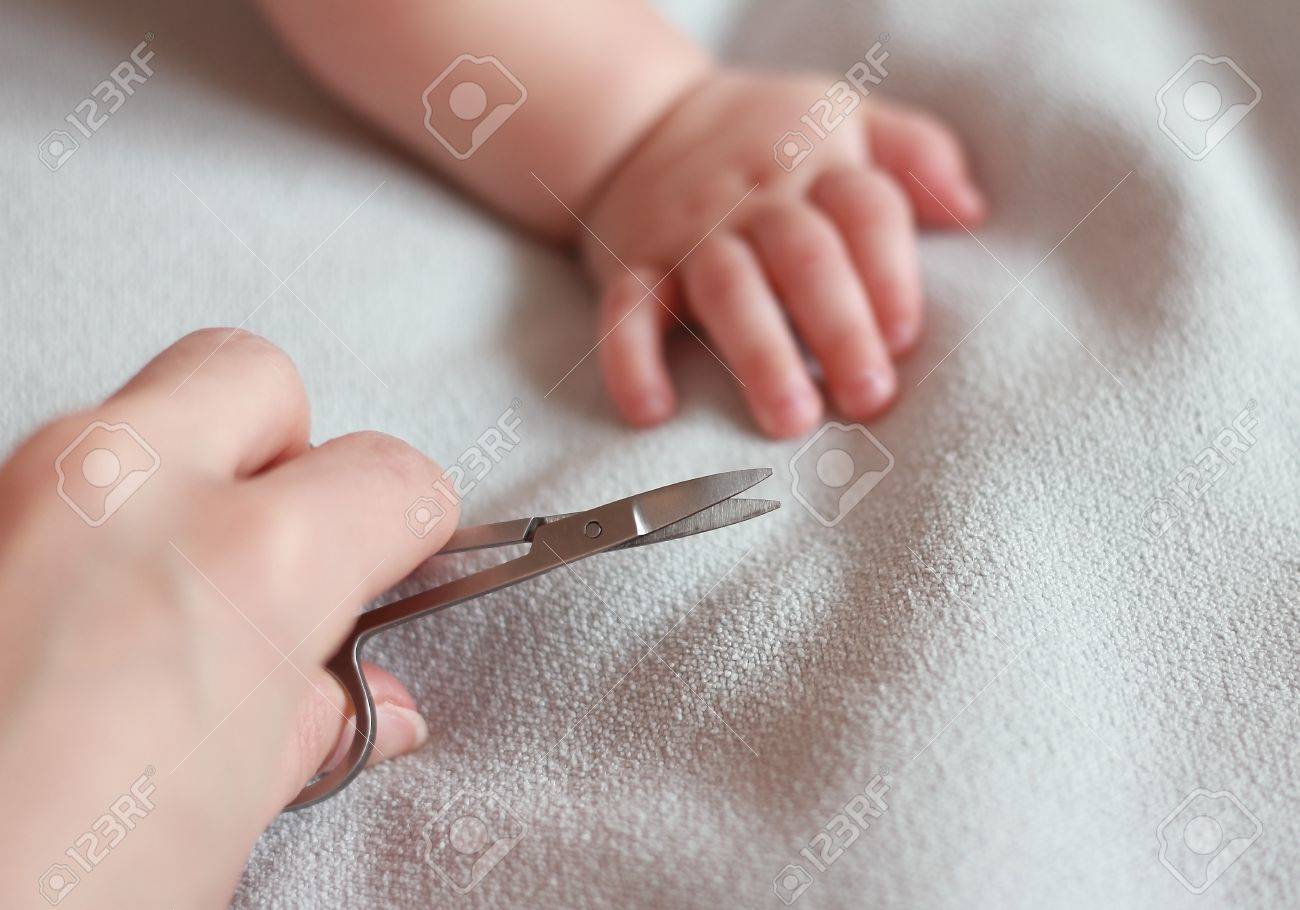 Coupe A Droite Mere Ongles Son Petit Bebe Les Ciseaux Banque D Images Et Photos Libres De Droits Image Coupe A Droite Mere Ongles Son Petit Bebe Les Ciseaux Banque D Images Et Photos Libres De Droits Image