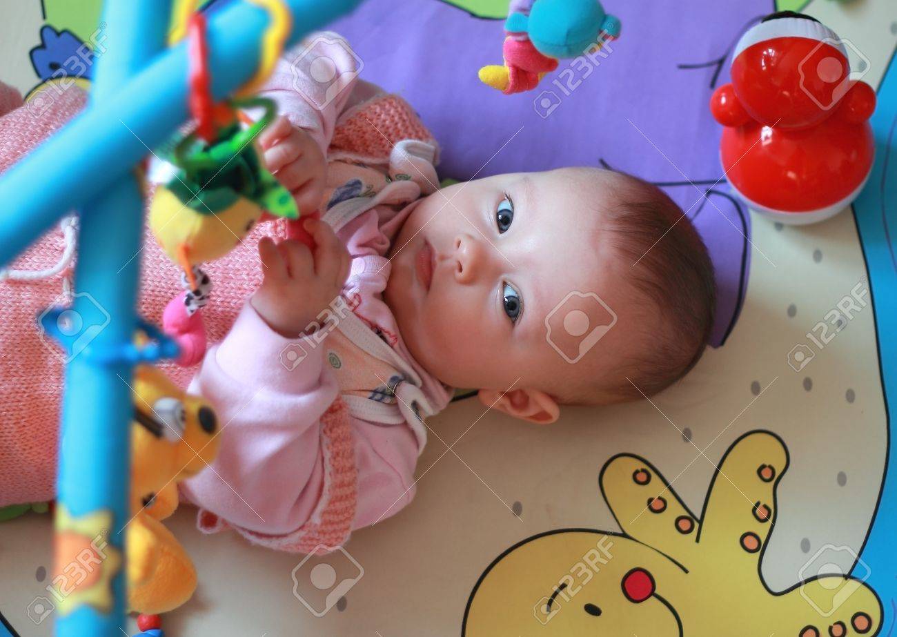 bebe pequeño juguete