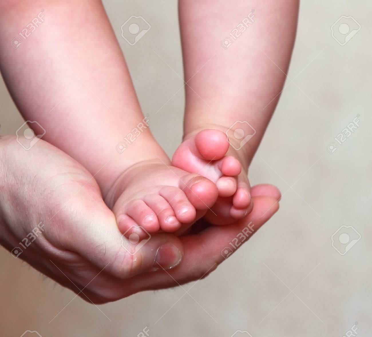 Main Tenant Le Pere Big Beaux Pieds De Bebe Petits Banque D Images Et Photos Libres De Droits Image