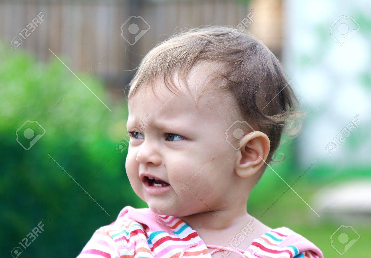 Hermoso Bebe Llorando En El Fondo Triste Verano Verde De La Naturaleza Fotos Retratos Imagenes Y Fotografia De Archivo Libres De Derecho Image