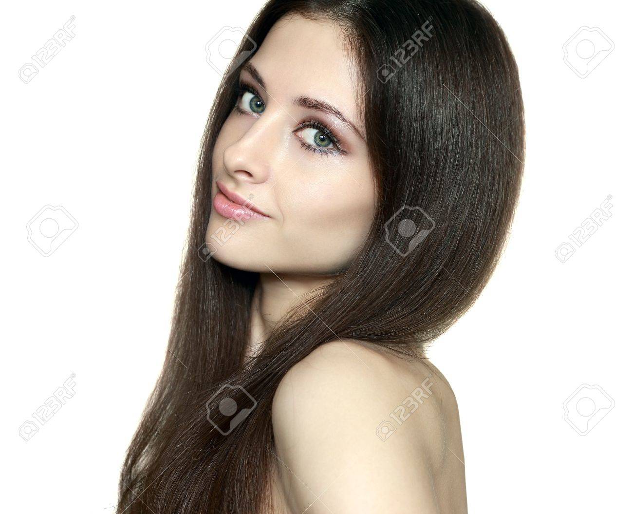 穏やかな笑みを浮かべて 白い背景の上のクローズ アップの隔離された肖像画を探して長い健康的な髪の美しさ女性顔 の写真素材 画像素材 Image