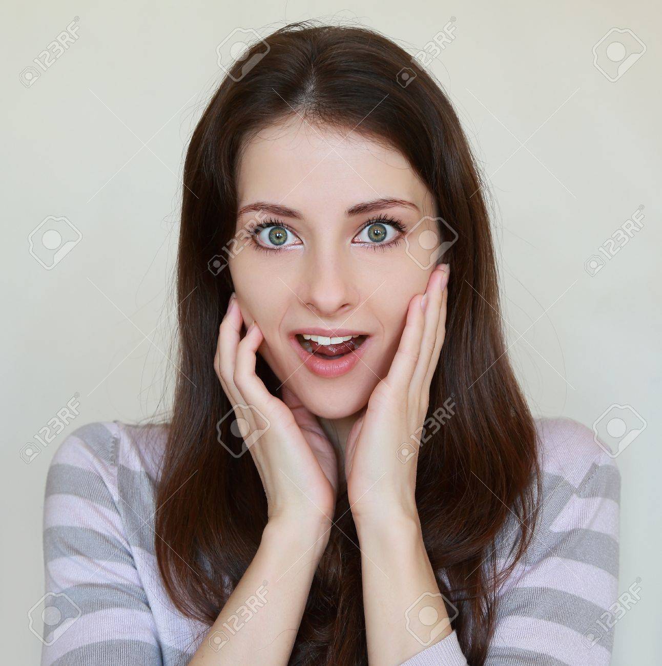 開いた口と大きな目と顔に手を取り合って美しい女性を驚くべき の写真素材 画像素材 Image 開いた口と大きな目と顔に手を取り合って美しい女性を驚くべき の写真素材 画像素材 Image
