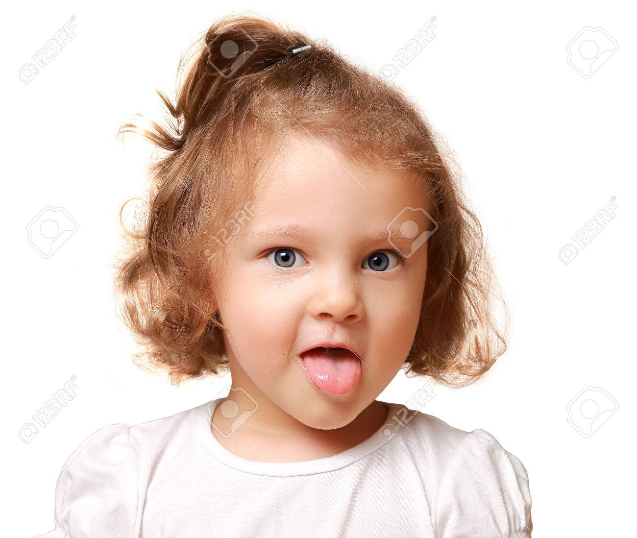 舌が白い背景に分離を示す楽しい赤ちゃん女の子 の写真素材 画像素材 Image