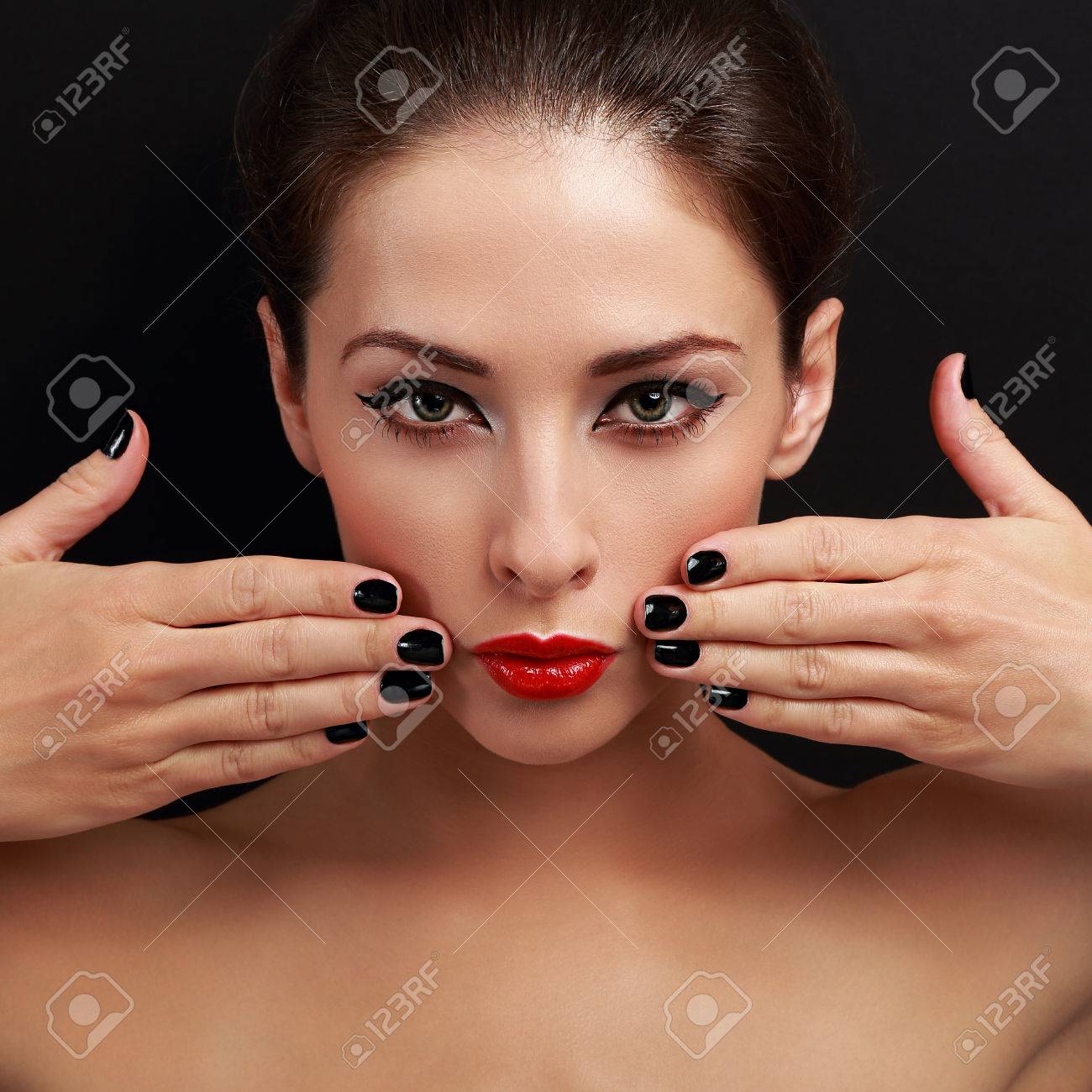 Sexy Femme Brillante De Maquillage Rouge à Lèvres Et Des Ongles Vernis Noir Gros Plan Sur Fond Noir