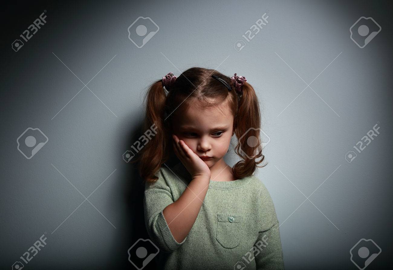 暗い背景を考えて悲しいだけで子供の女の子 家族の問題です の写真素材 画像素材 Image