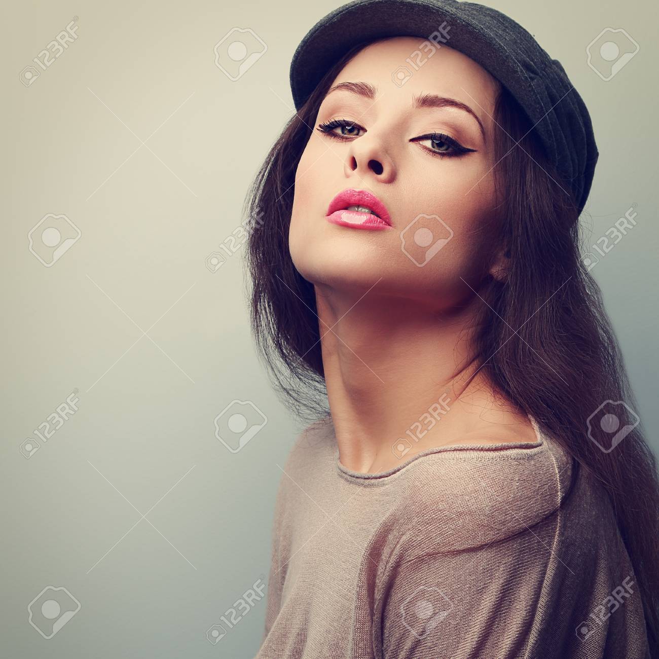 Sexy Femme De Maquillage Dans Le Chapeau Posant Avec Rouge à Lèvres Rose Vintage Closeup Portrait