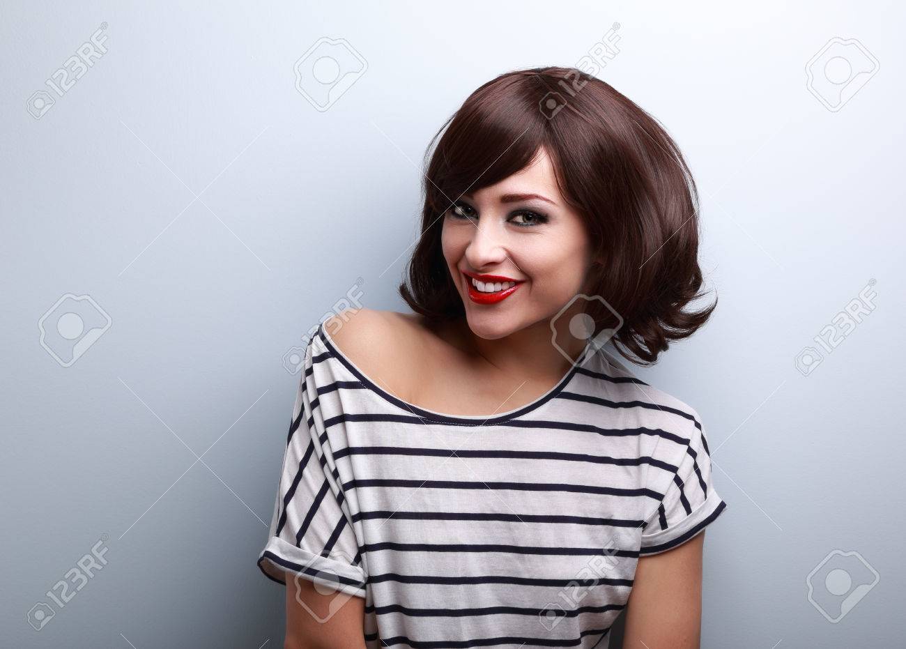 Mujer Joven Feliz Con Dientes Estilo De Pelo Corto Sonriente Sobre Fondo Azul Con El Espacio Vacio De La Copia Fotos Retratos Imagenes Y Fotografia De Archivo Libres De Derecho Image 41793972