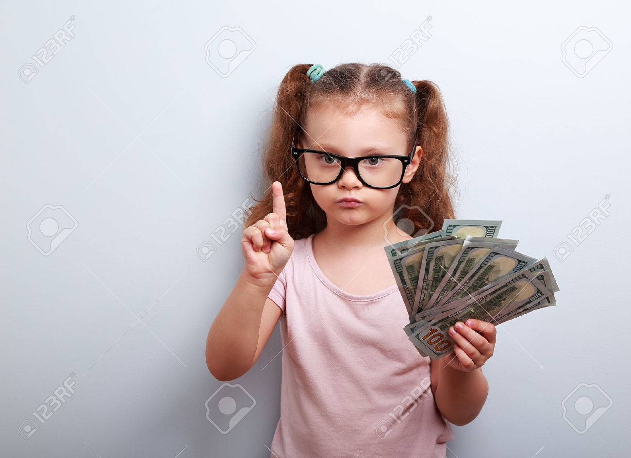 かわいい女の子は子供の持株ドルとどのようにアイデアを持っている危機で多くのお金を稼ぐします 深刻な子供眼鏡で教える の写真素材 画像素材 Image かわいい女の子は子供の持株ドルとどのようにアイデアを持っている危機で多くのお金を稼ぐします 深刻な子供眼鏡で教える の写真素材 画像素材 Image