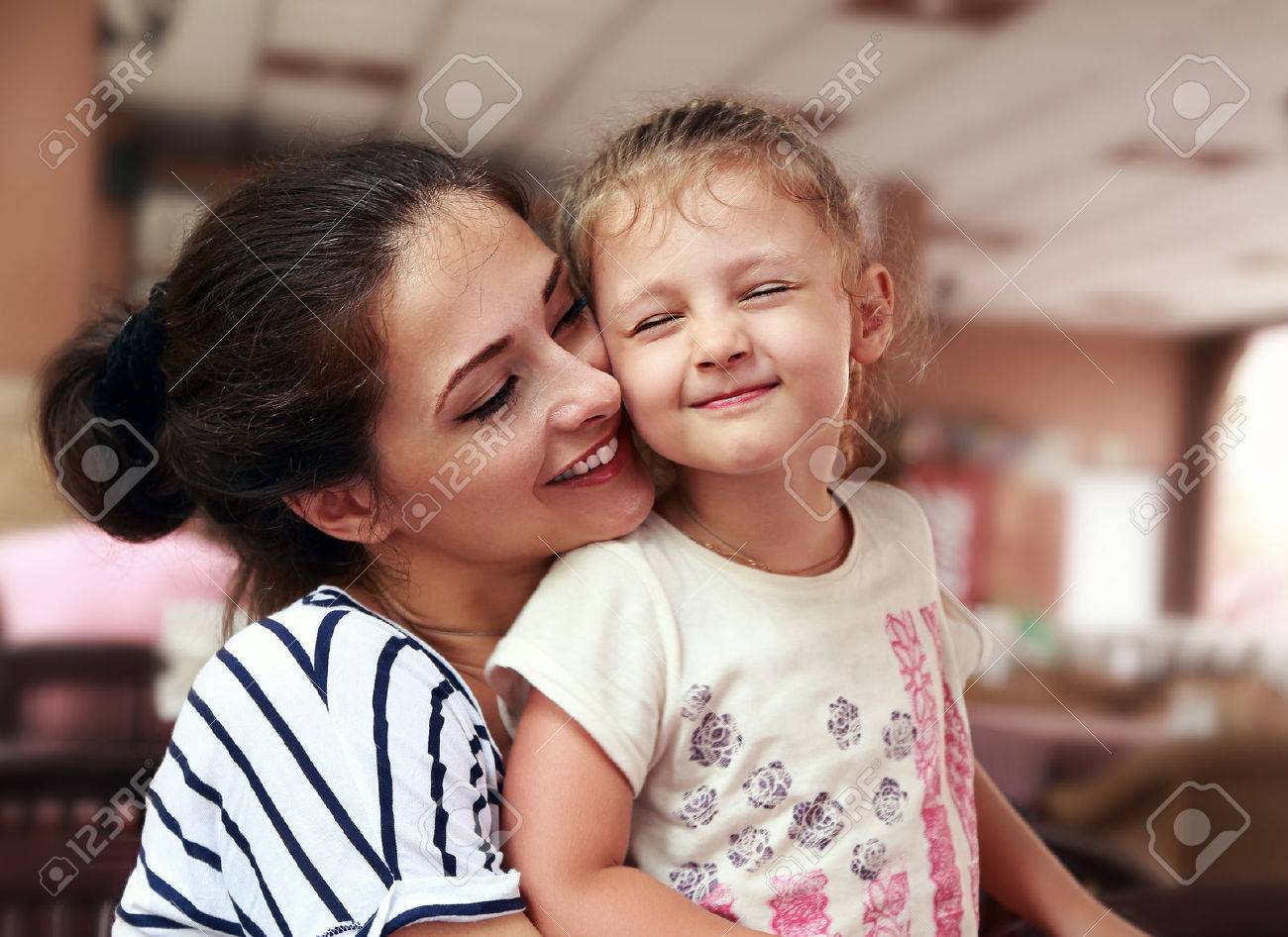 幸せな母と愛と目を閉じて室内背景に寄り添うかわいい楽しむ女の子 の写真素材 画像素材 Image 44575648