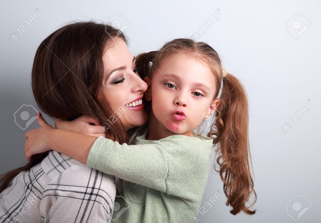 楽しいいじめ子供女の子表示キスにあごと笑う母を抱き締める母口紅キス マーク記号 の写真素材 画像素材 Image