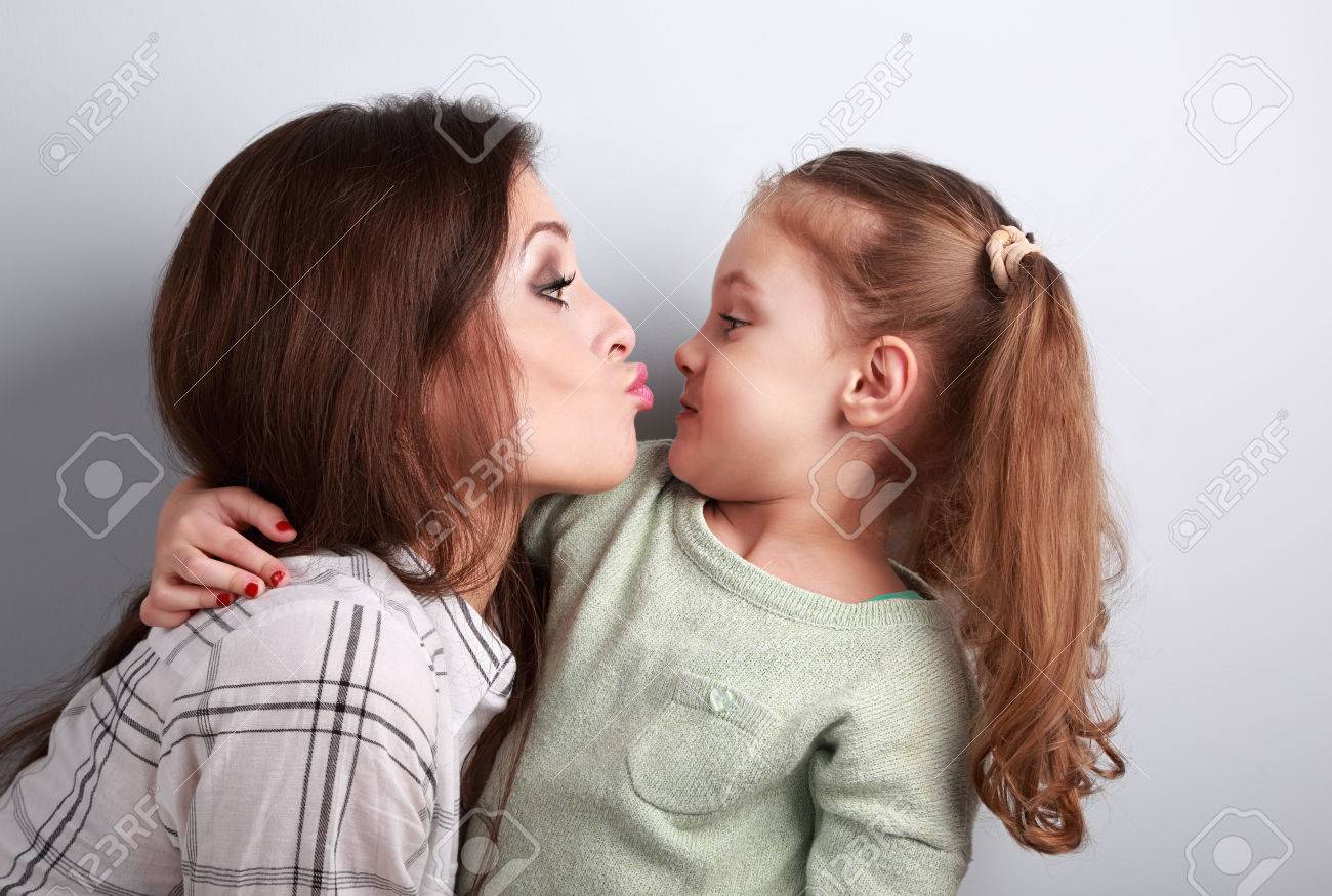 面白い面白い若い母親のスタジオで彼女の滑稽な顔をゆがめた娘にキスしたいです の写真素材 画像素材 Image 面白い面白い若い母親のスタジオで彼女の滑稽な顔をゆがめた娘にキスしたいです の写真素材 画像素材 Image