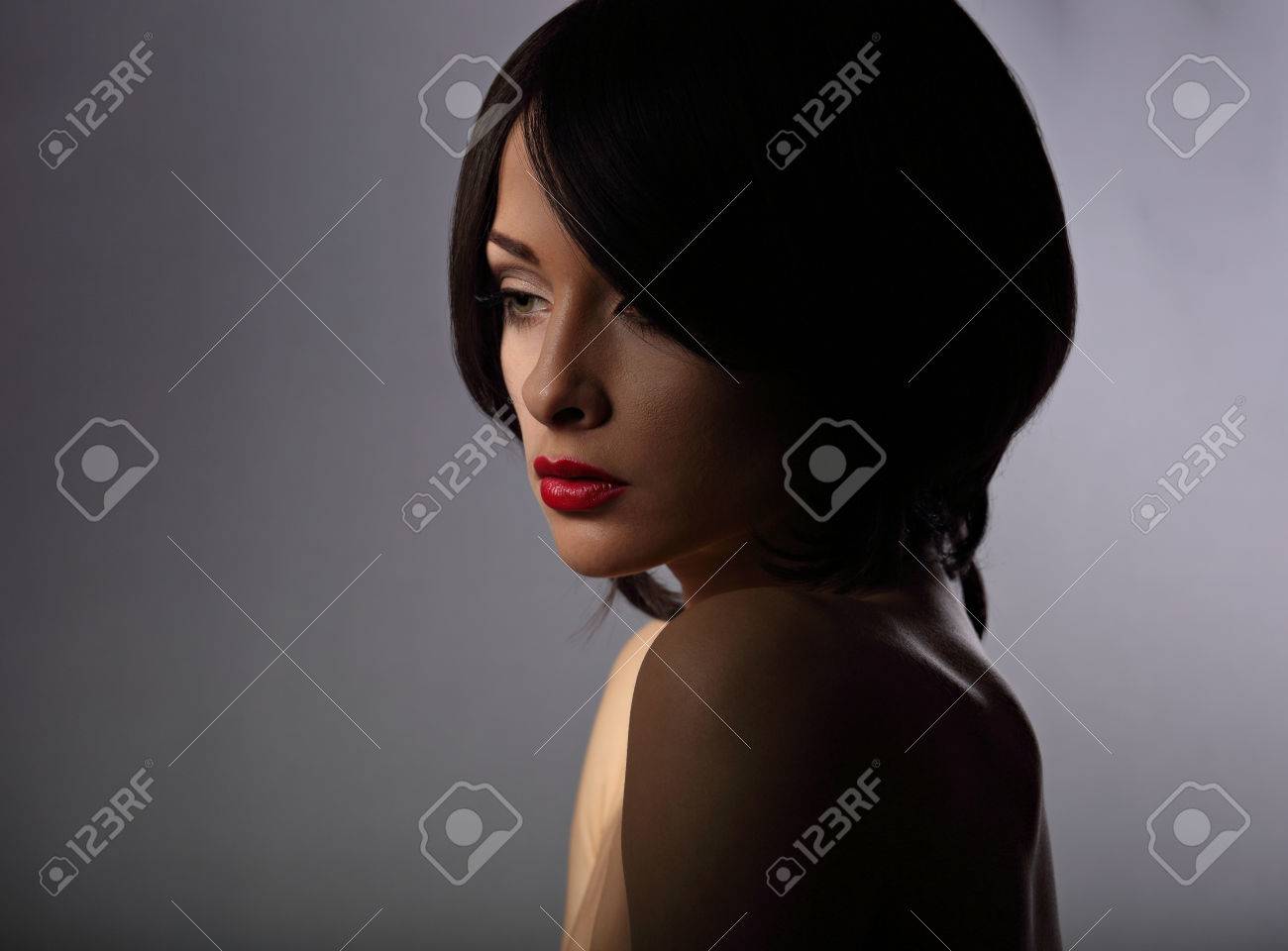 悲しげな顔と短い髪のスタイル 影の背景に赤い口紅を考えるとキレイなメイクの女性 ポートレート クローズ アップ の写真素材 画像素材 Image 悲しげな顔と短い髪のスタイル 影の背景に赤い口紅を考えるとキレイなメイクの女性 ポートレート クローズ アップ の写真素材 画像素材 Image
