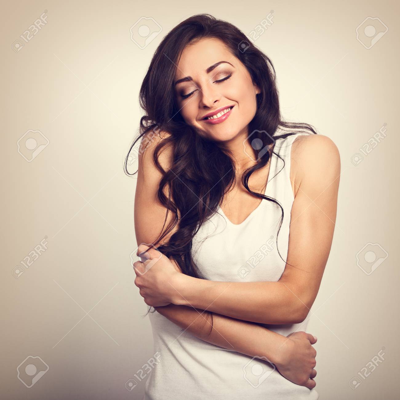 自然な感情的な楽しい顔で自分自身を抱きしめる幸せなスポーティな女性 自分の体の愛の概念 トーンヴィンテージの肖像画 の写真素材 画像素材 Image